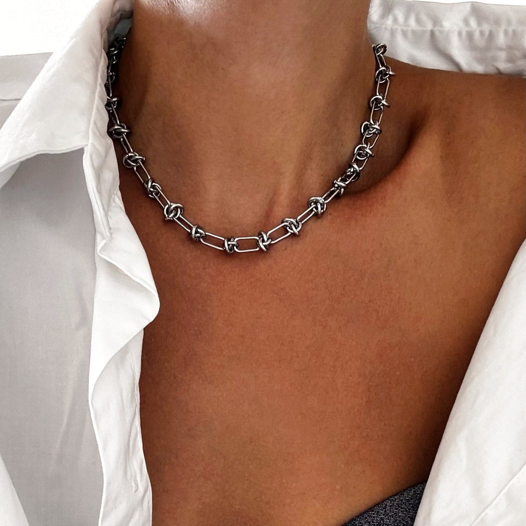 THE KNOT NECKLACE